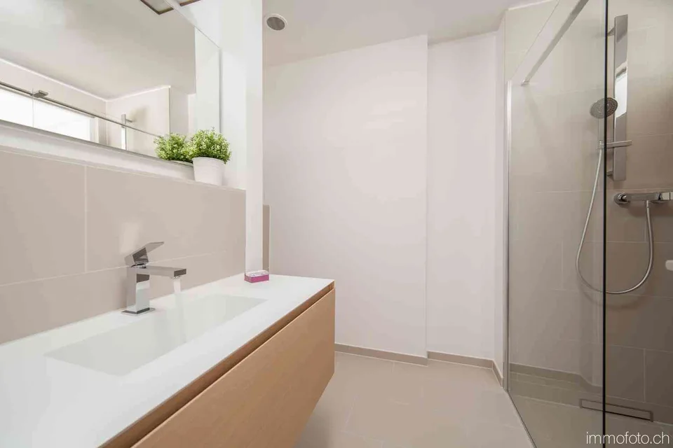 Exklusive 3.5 Zimmerwohnung mit beeindruckender Weitsicht – Foto 8 von 12