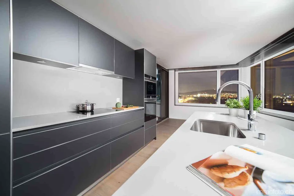 Exklusive 3.5 Zimmerwohnung mit beeindruckender Weitsicht – Foto 4 von 12