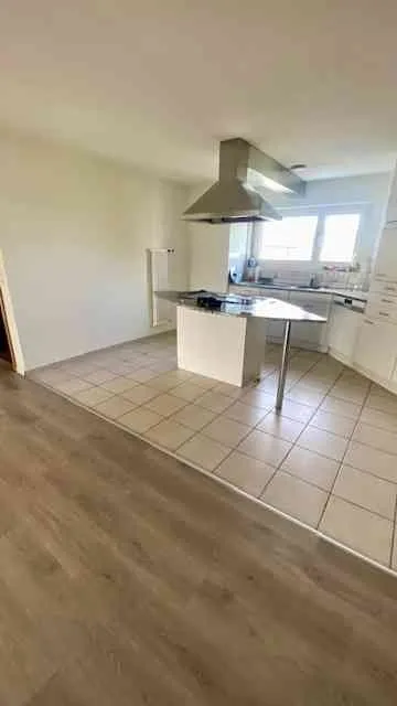 Geräumige und sehr helle 4.5-Zimmer-Wohnung mit 2 Balkonen