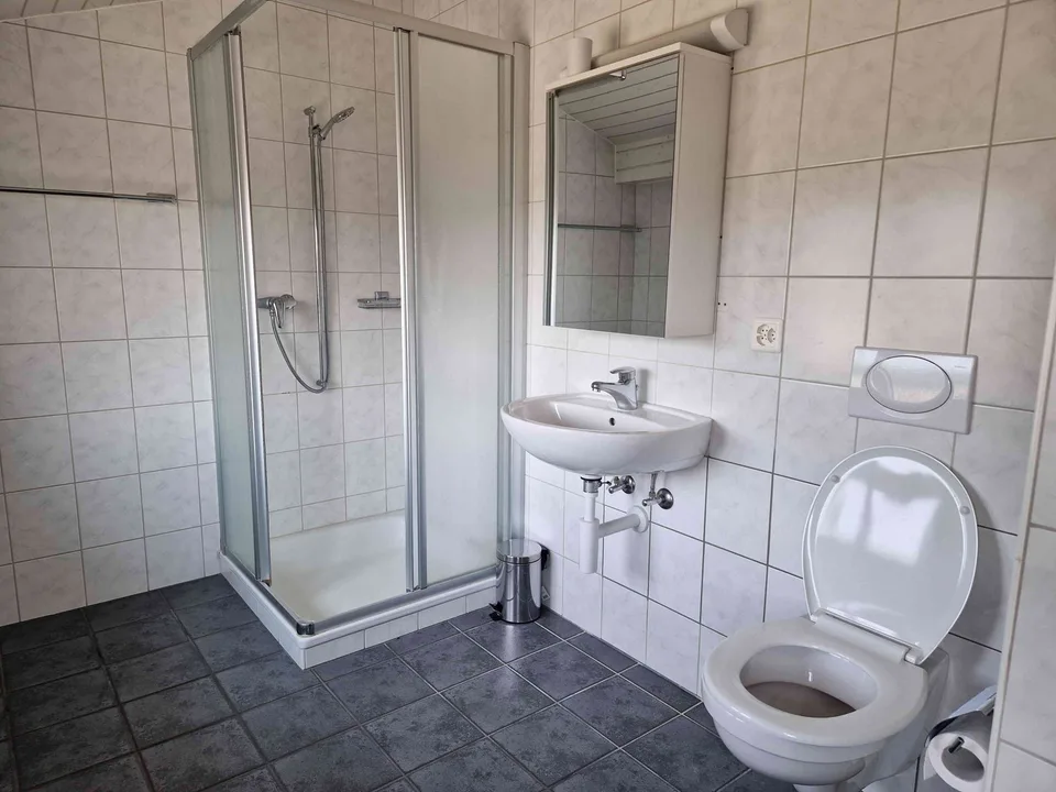 Möblierte Monatszimmer mit eigenem Badezimmer