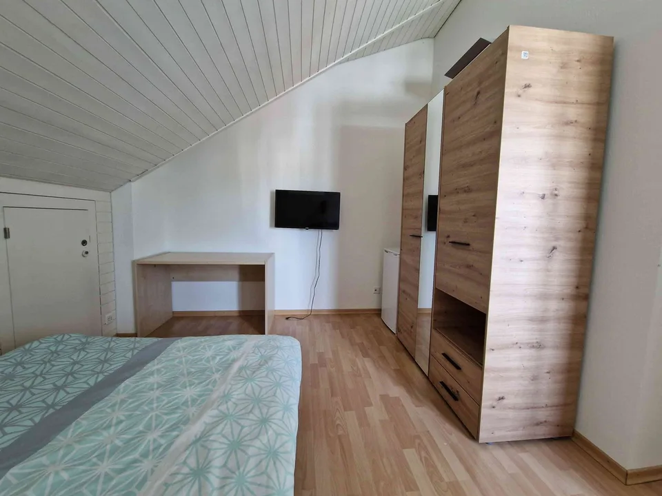 Möblierte Monatszimmer mit eigenem Badezimmer