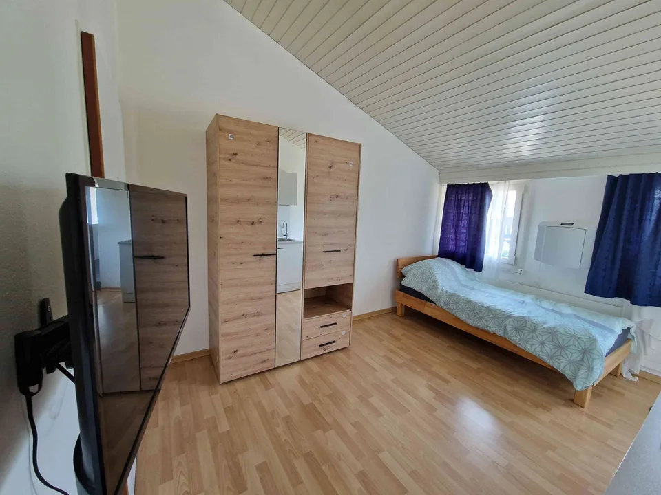 Möblierte Monatszimmer mit eigenem Badezimmer