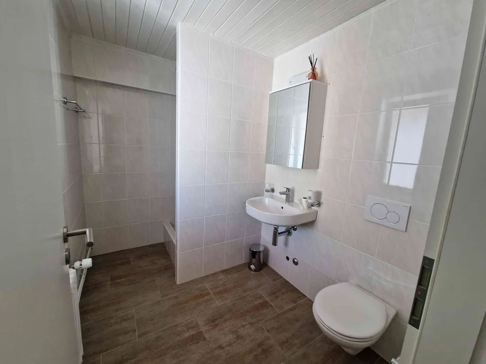 Möblierte Monatszimmer mit eigenem Badezimmer