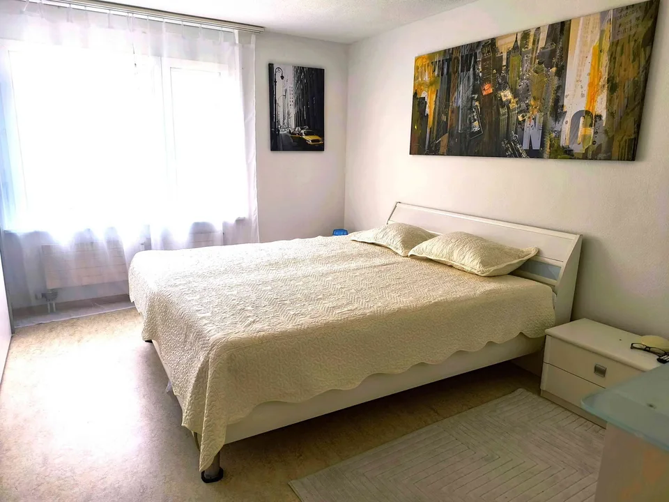 Helle, grosszügige 3.5-Zimmer-Wohnung mit Balkon an Top-Lage