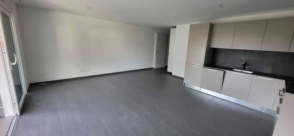 Superbe 3.5 pièces, calme moderne et tout agencé. Parking en sous-sol.