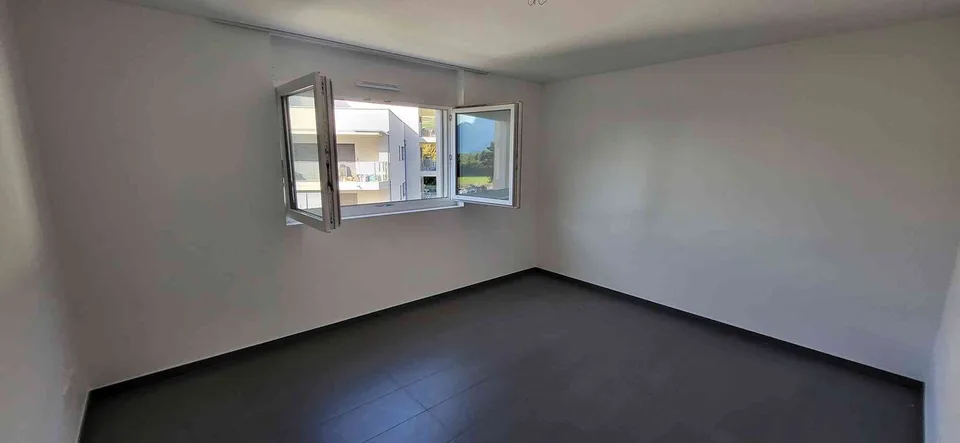 Superbe 3.5 pièces, calme moderne et tout agencé. Parking en sous-sol.