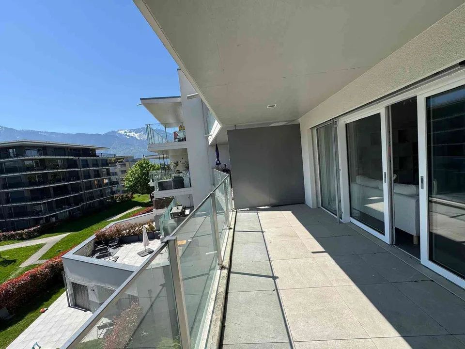 Superbe 3.5 pièces, calme moderne et tout agencé. Parking en sous-sol.