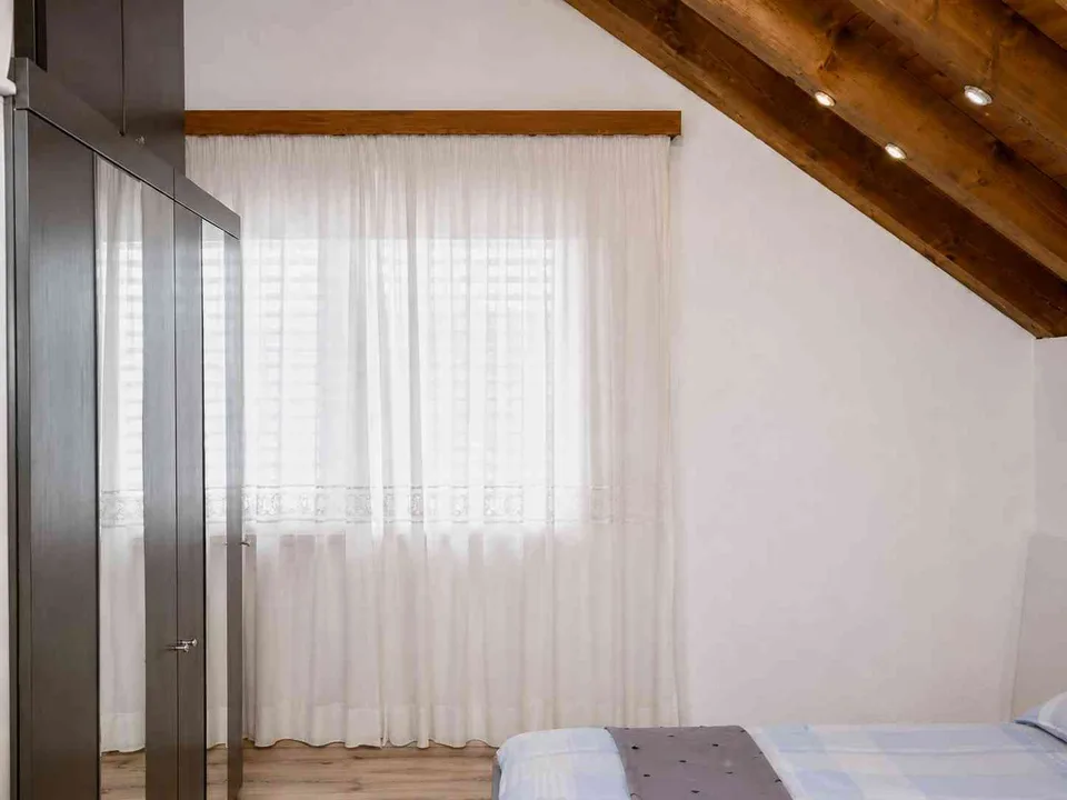 Helle 3½-Zimmer-Dachwohnung mit Balkon und Cheminée in Lachen SZ