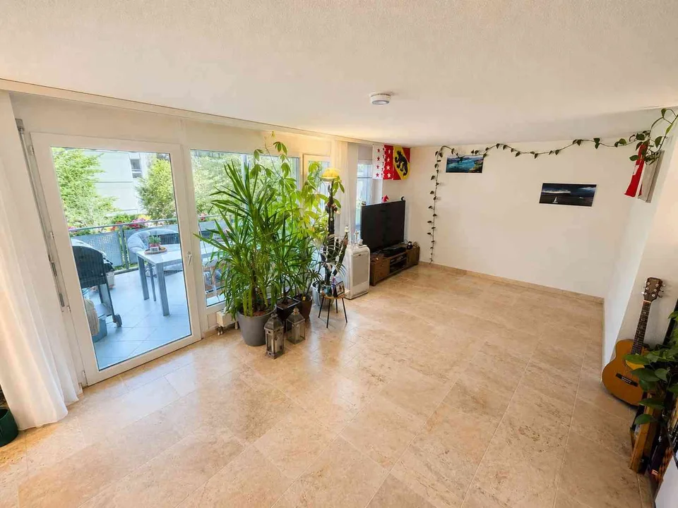 Sanierte 3.5-Zimmer-Wohnung mit 10qm Balkon - 4 Min. zum Bus 10