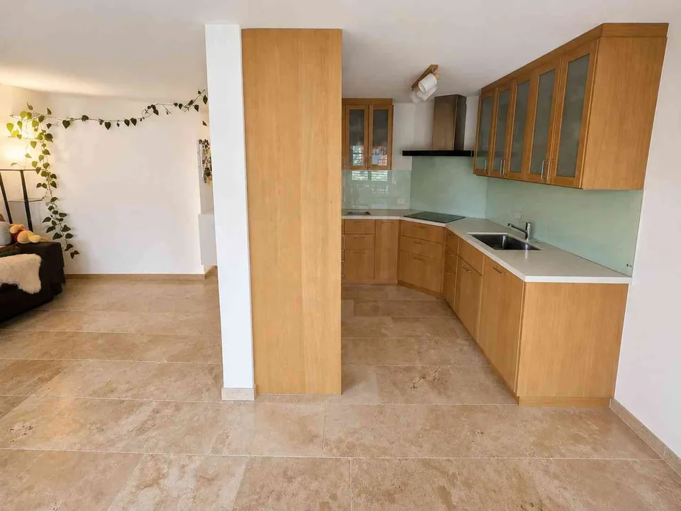 Sanierte 3.5-Zimmer-Wohnung mit 10qm Balkon - 4 Min. zum Bus 10