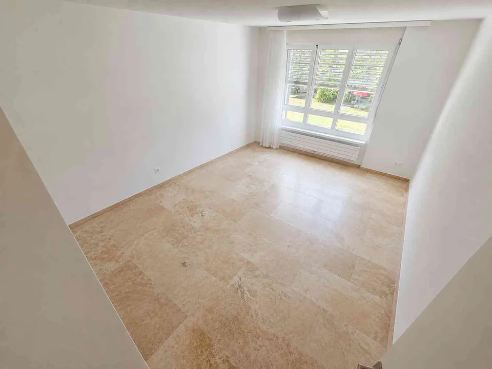 Sanierte 3.5-Zimmer-Wohnung mit 10qm Balkon - 4 Min. zum Bus 10