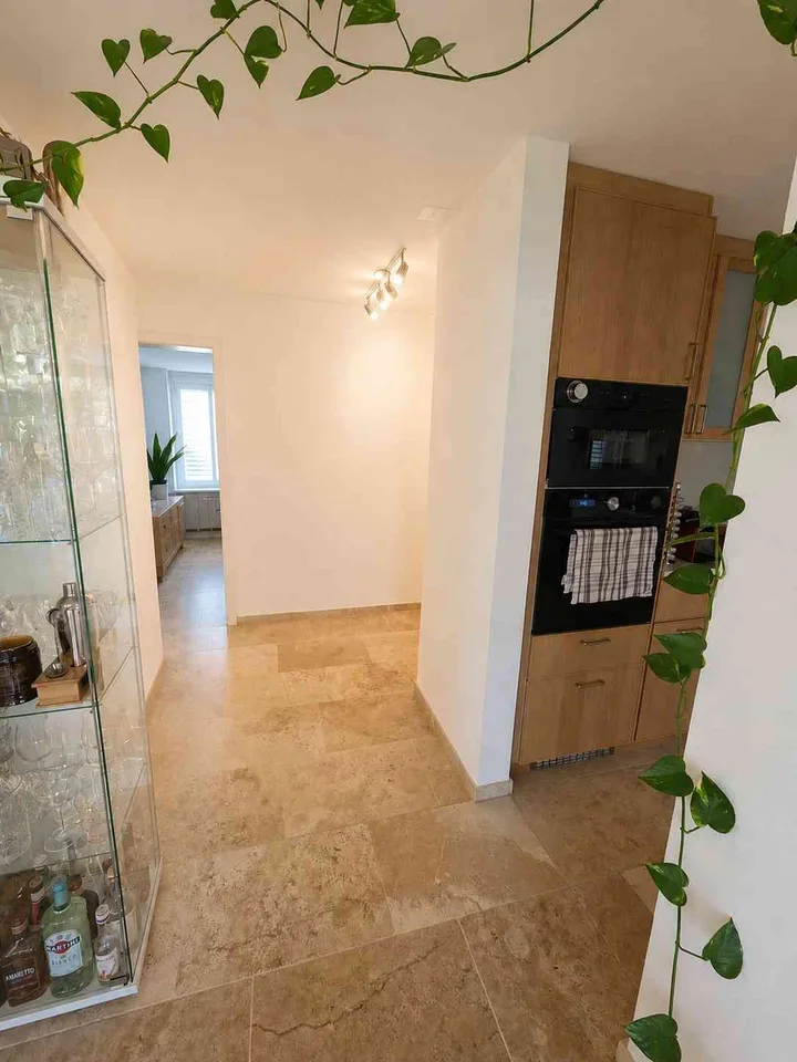 Sanierte 3.5-Zimmer-Wohnung mit 10qm Balkon - 4 Min. zum Bus 10