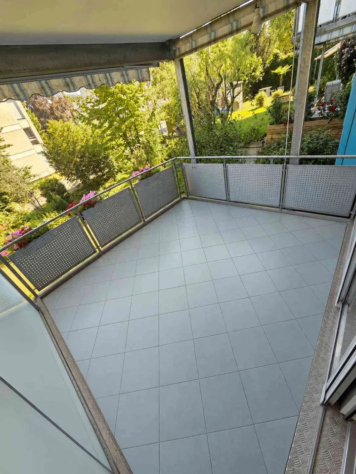 Sanierte 3.5-Zimmer-Wohnung mit 10qm Balkon - 4 Min. zum Bus 10