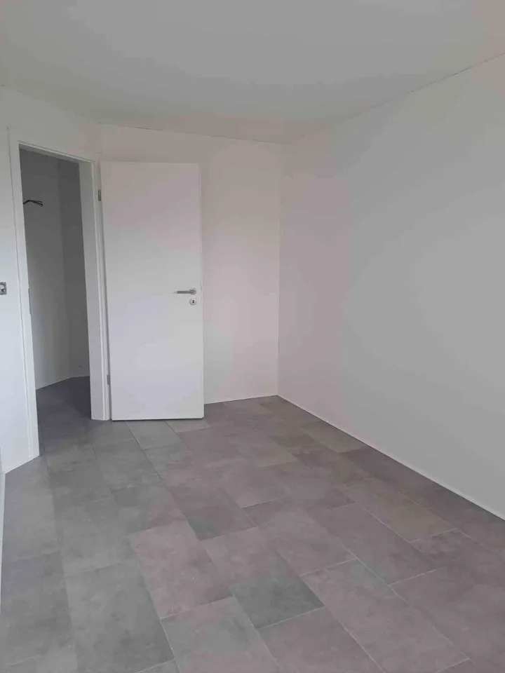Komplett renovierte Wohnung mit Wintergarten und privatem Garten
