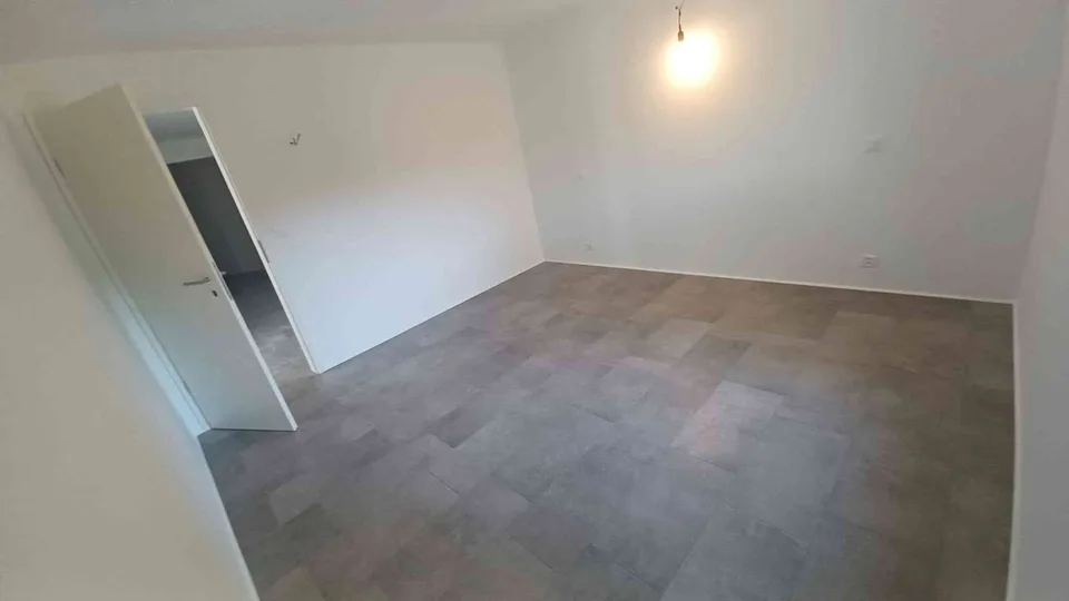 Komplett renovierte Wohnung mit Wintergarten und privatem Garten
