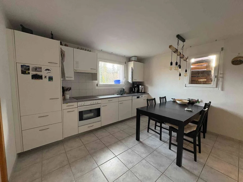 Helle 3.5-Zimmer-Wohnung mit Terrasse und wunderschöner Bergsicht