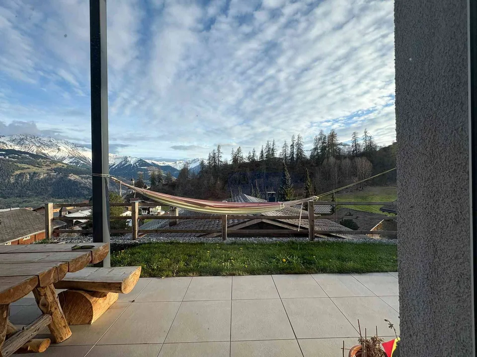 Helle 3.5-Zimmer-Wohnung mit Terrasse und wunderschöner Bergsicht