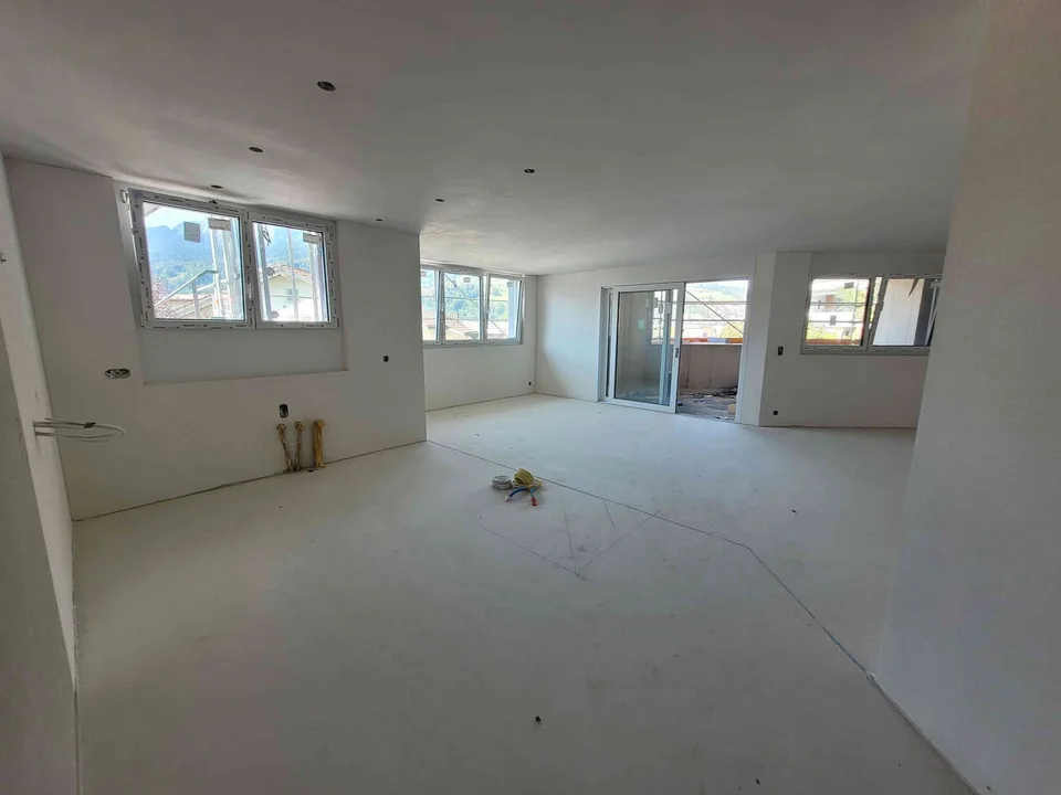 Neubau 4.5 Zimmerwohnung mit grosser Loggia (19 m2)