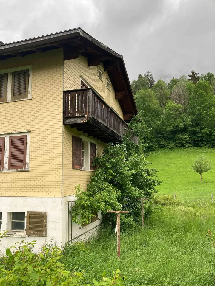 Charmante 3-Zimmer-Altbauwohnung mit Garten in Castrisch