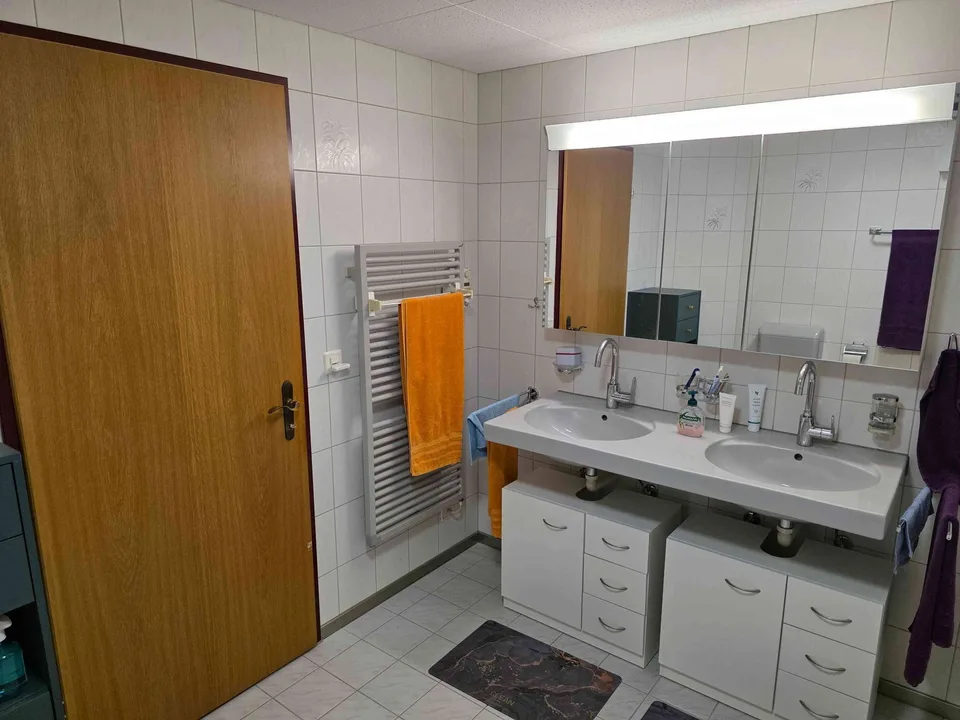 Sehr grosse 4 1/2 Parterrewohnung
