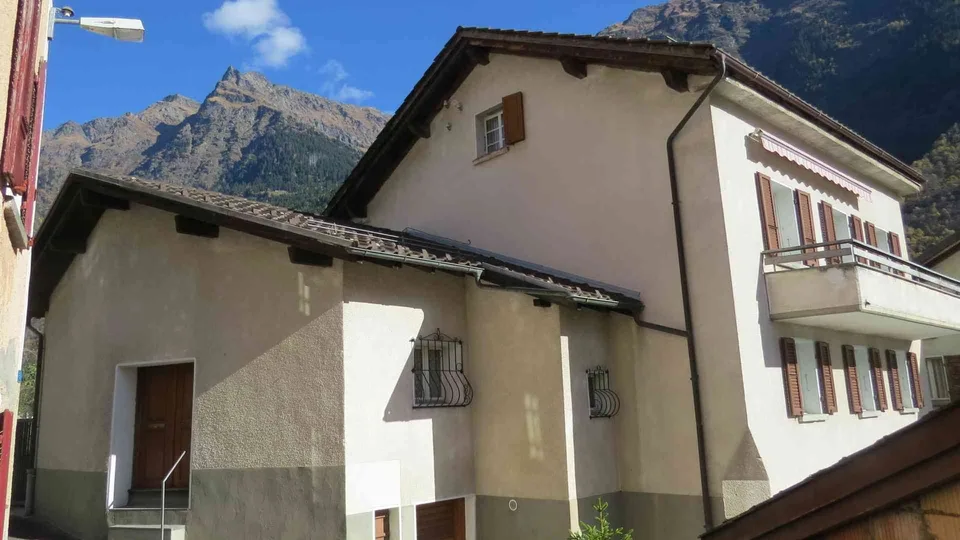 Vendesi casa d'abitazione nel nucleo di Mesocco – foto 2 di 11