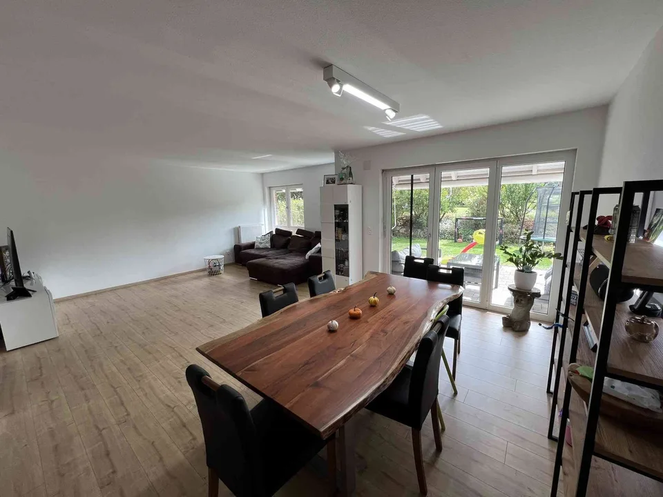 Gepflegtes Doppeleinfamilienhaus mit viel Platz und Weitsicht – foto 3 di 9
