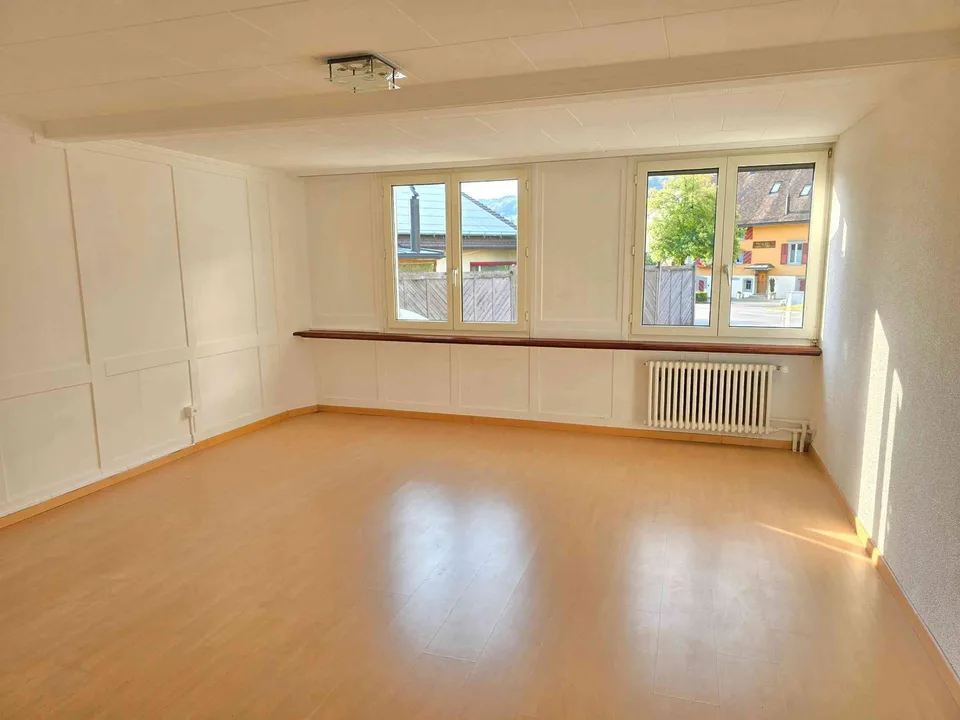 Sanierte grosszügige 3.5 Zimmer Wohnung in Altbau