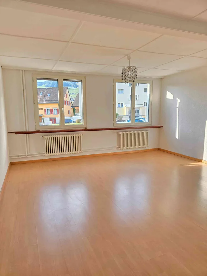 Sanierte grosszügige 3.5 Zimmer Wohnung in Altbau