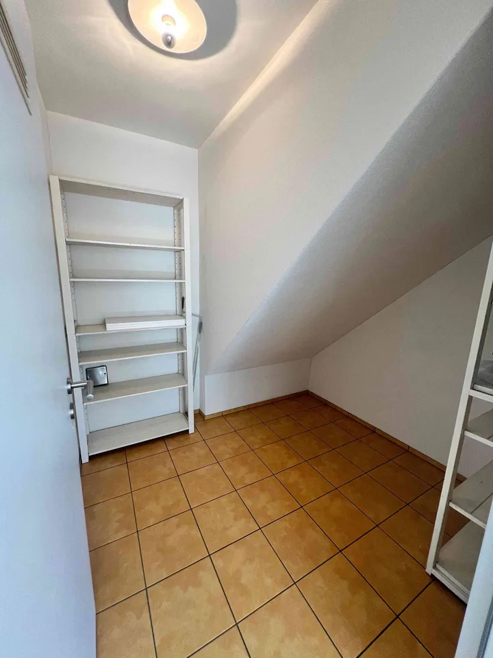 Lichtdurchflutete 3.5-Zimmer-Wohnung mit Bergsicht
