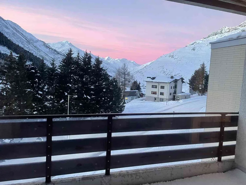 Möbilierte 2.5-Zimmer-Ferienwohnung an der Skipiste inkl. Parkpatz