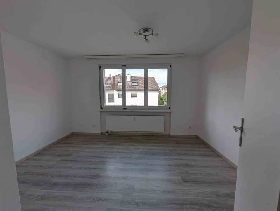 Moderne zentral gelegene 3,5 Zimmerwohnung mit Hobbyraum, Parkplatz