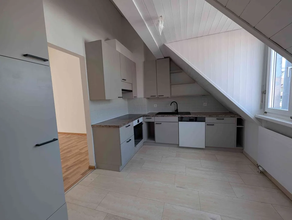 Moderne zentral gelegene 3,5 Zimmerwohnung mit Hobbyraum, Parkplatz