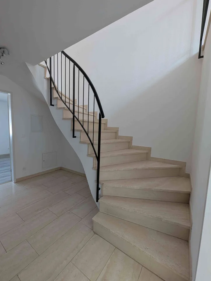 Moderne zentral gelegene 3,5 Zimmerwohnung mit Hobbyraum, Parkplatz
