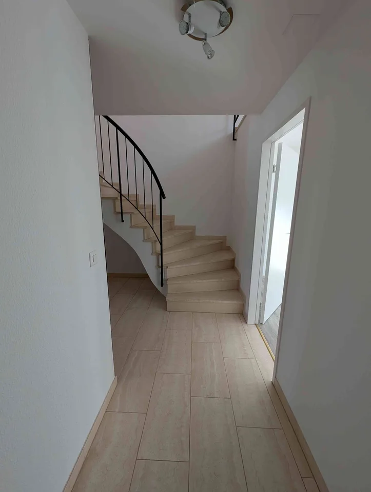 Moderne zentral gelegene 3,5 Zimmerwohnung mit Hobbyraum, Parkplatz