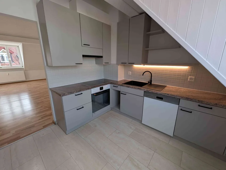 Moderne zentral gelegene 3,5 Zimmerwohnung mit Hobbyraum, Parkplatz