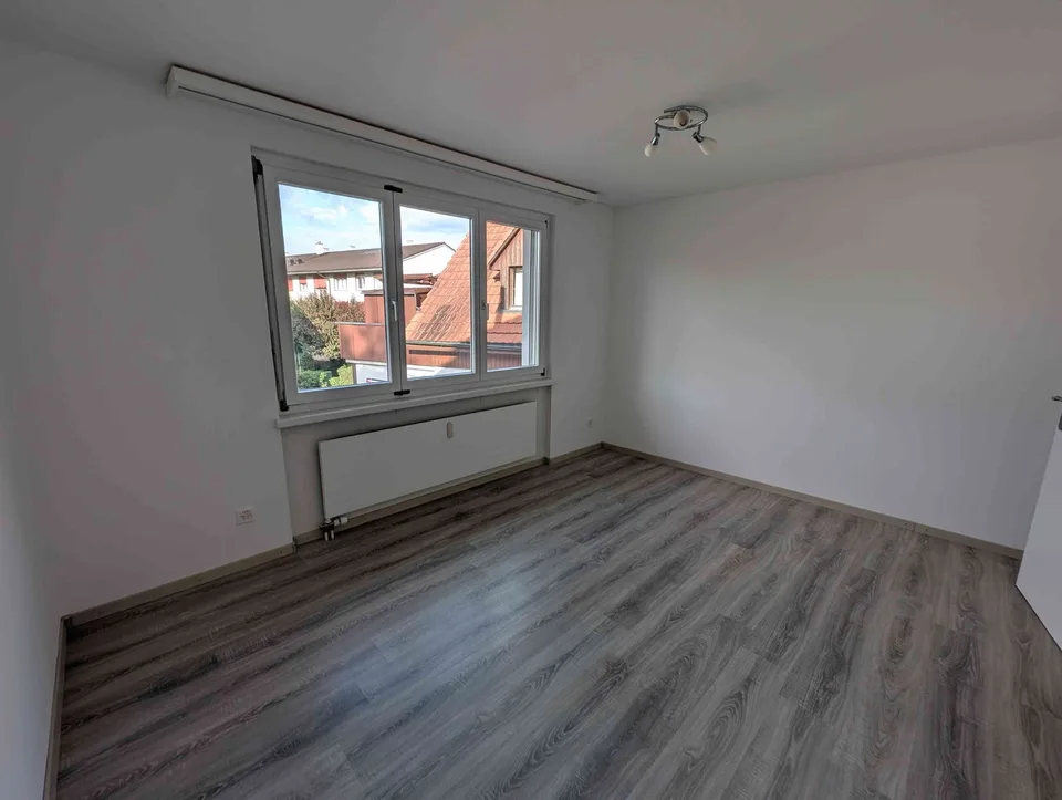 Moderne zentral gelegene 3,5 Zimmerwohnung mit Hobbyraum, Parkplatz