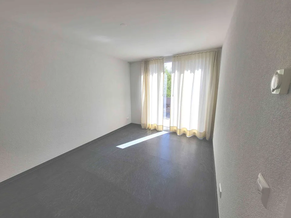 Helle 4.5 Zimmer Wohnung mit Wintergarten und Gartenzugang