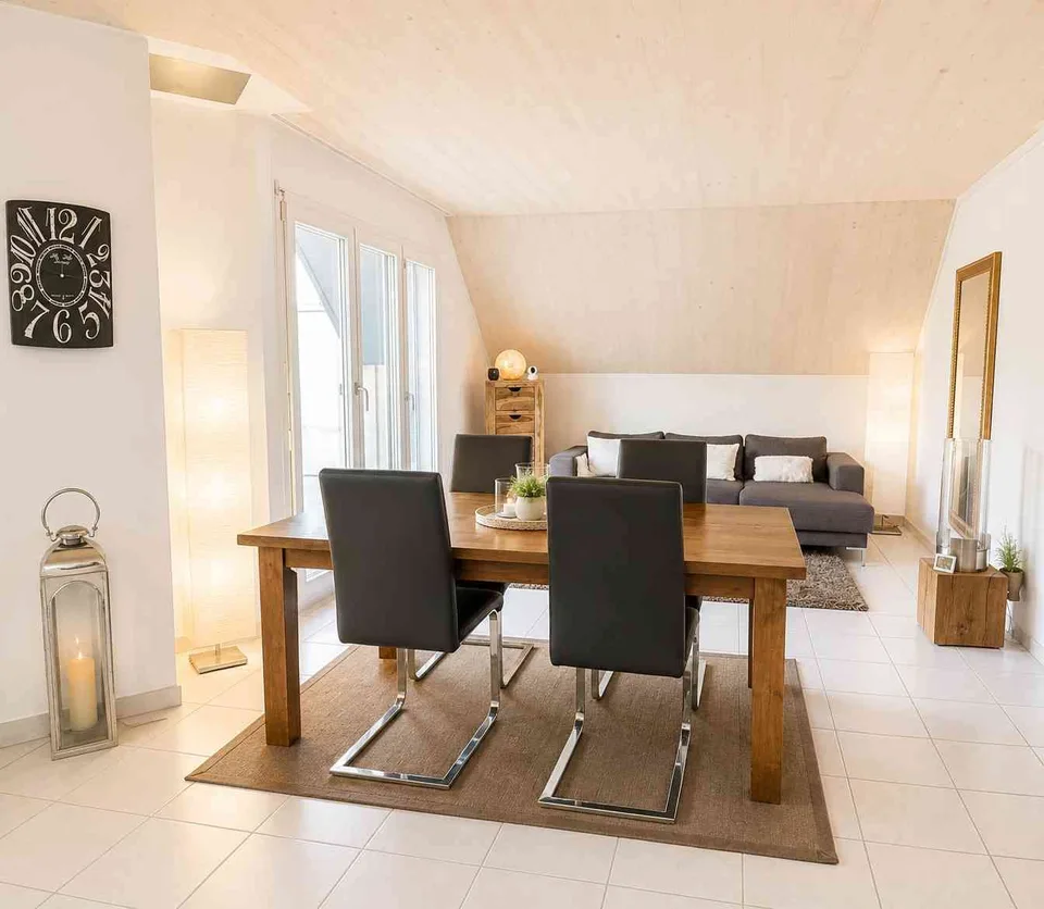 3-Zimmer-Dachwohnung mit 52 m² Dachterrasse – ruhig gelegen in Aristau