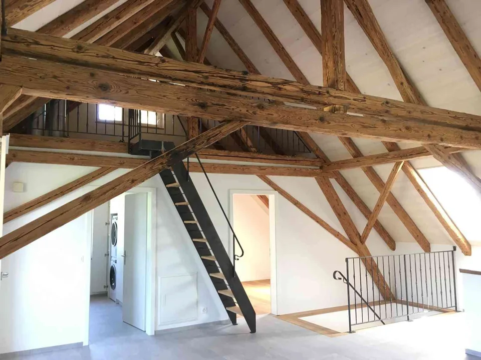 Idyllische 2.5-Zimmer-Dachwohnung mit Galerie in Laupen