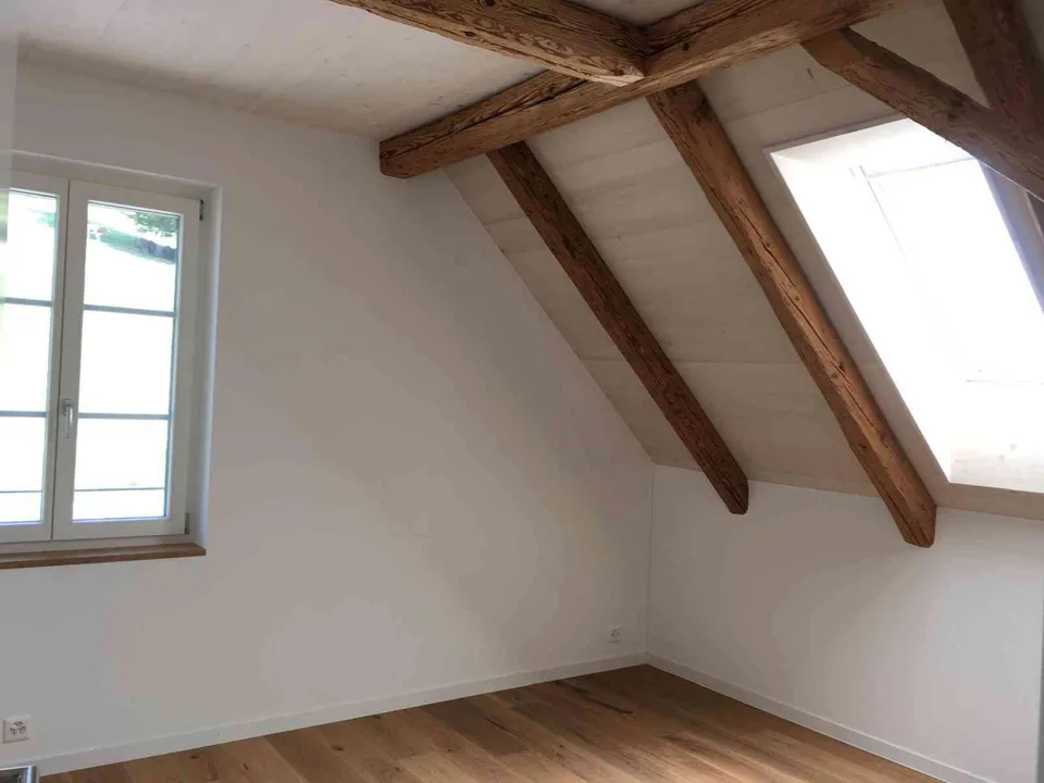 Idyllische 2.5-Zimmer-Dachwohnung mit Galerie in Laupen