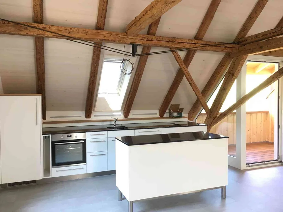 Idyllische 2.5-Zimmer-Dachwohnung mit Galerie in Laupen