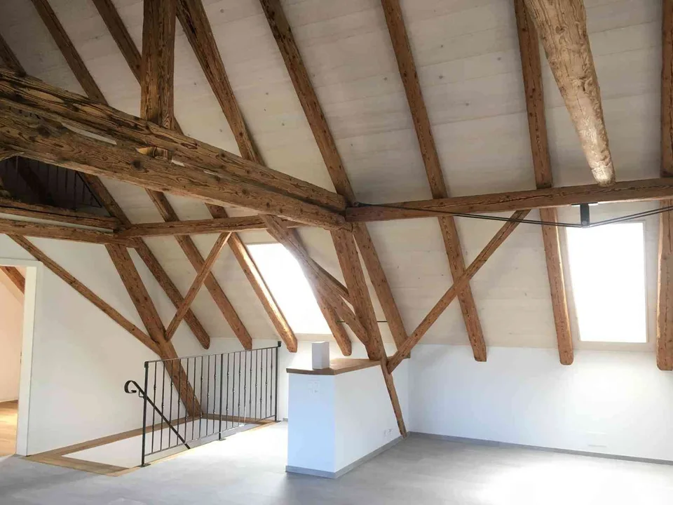 Idyllische 2.5-Zimmer-Dachwohnung mit Galerie in Laupen