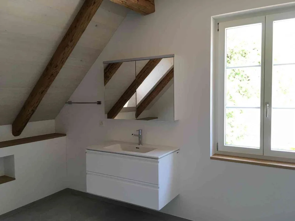 Idyllische 2.5-Zimmer-Dachwohnung mit Galerie in Laupen