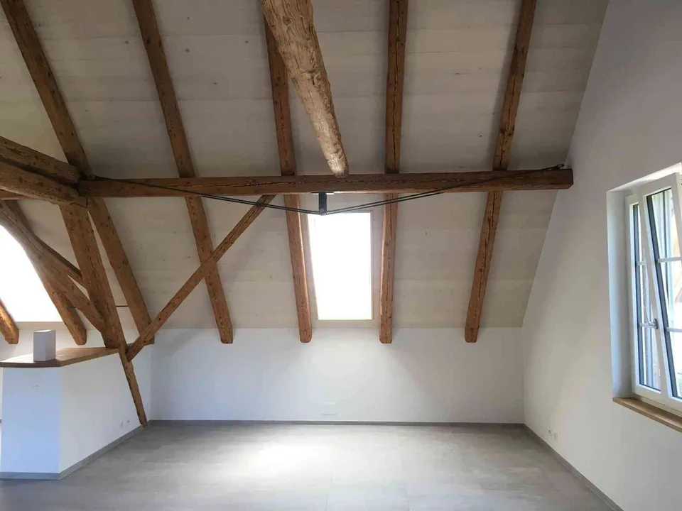 Idyllische 2.5-Zimmer-Dachwohnung mit Galerie in Laupen