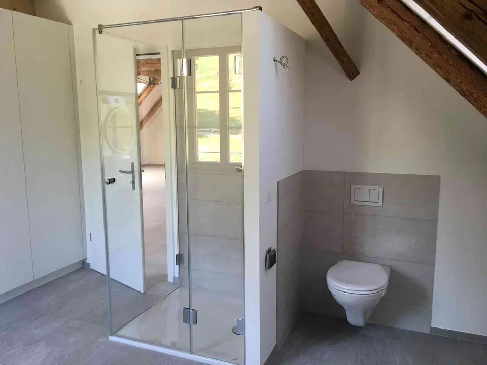 Idyllische 2.5-Zimmer-Dachwohnung mit Galerie in Laupen