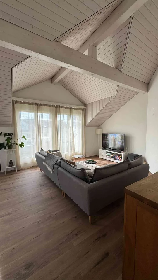 Schöne Dachwohnung zu vermieten