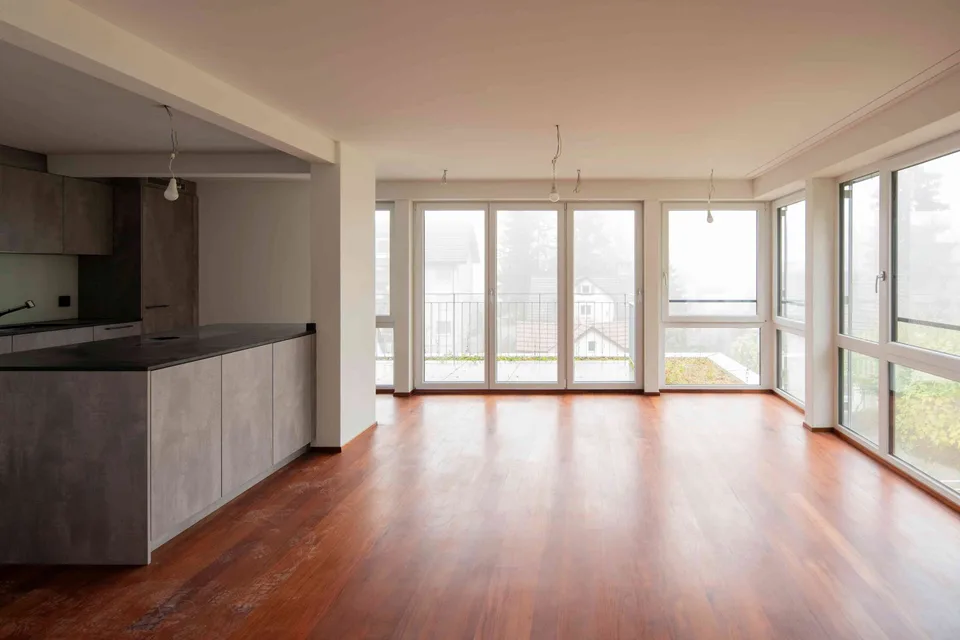 Grösszügige Wohnung mit Balkon, Sitzplatz und wunderschöner Seesicht