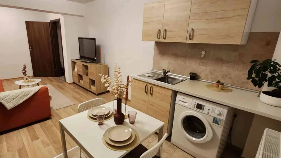 Appartement moderne de 2 pièces avec espace de vie ouvert