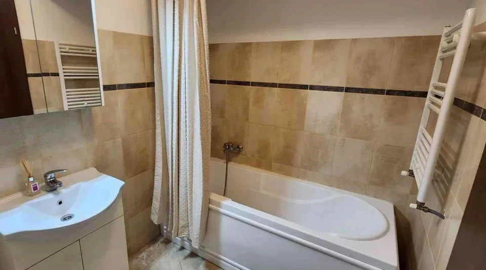 Appartement moderne de 2 pièces avec espace de vie ouvert
