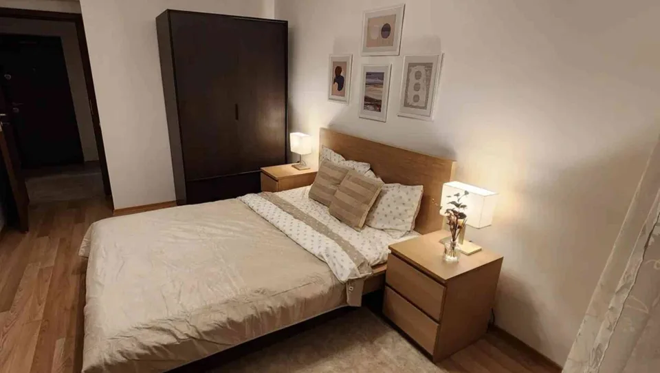 Appartement moderne de 2 pièces avec espace de vie ouvert